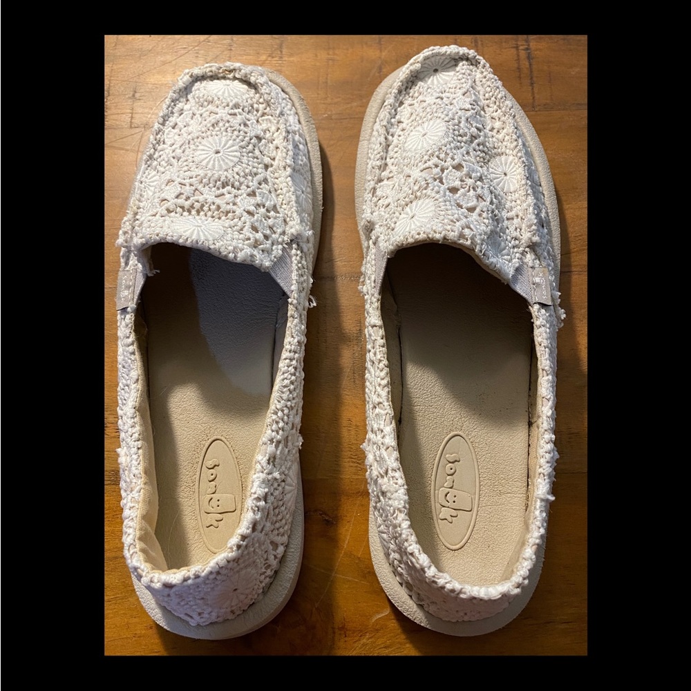 Sanuk Donna ST Daisy Lace slip Ons.